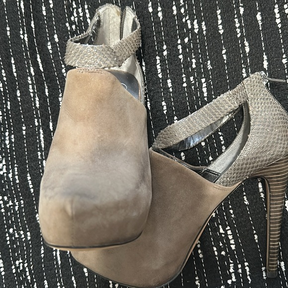 Jessica Simpson platform bootie in a stone/tan color- never worn - Picture 7 of 7